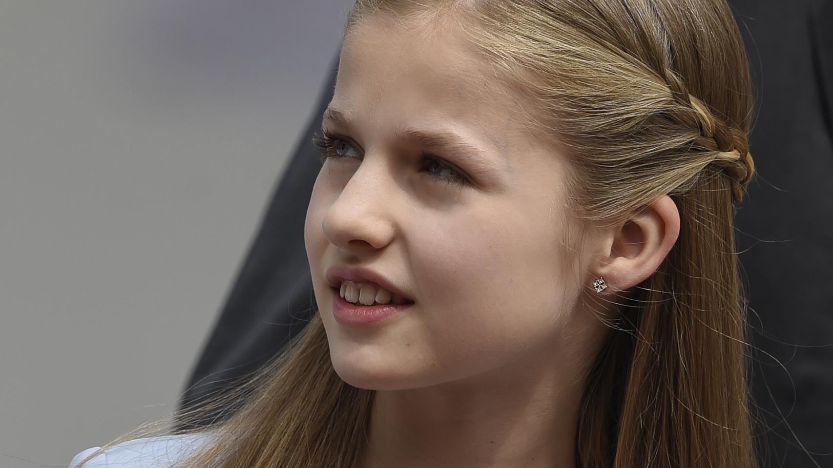 La princesa Leonor, durante la comunión de su hermana Sofía.