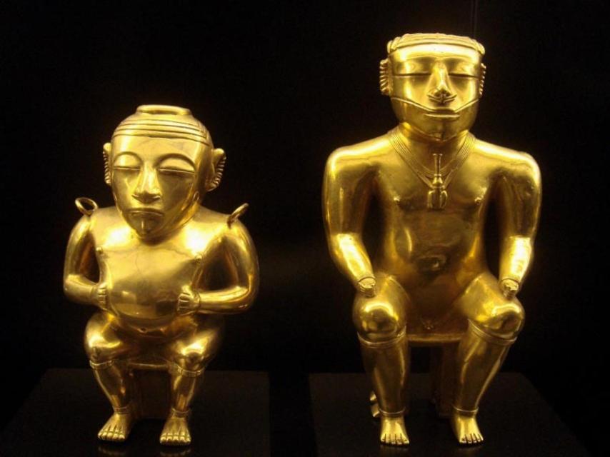 Dos piezas del Tesoro de los Quimbayas en el Museo de América.