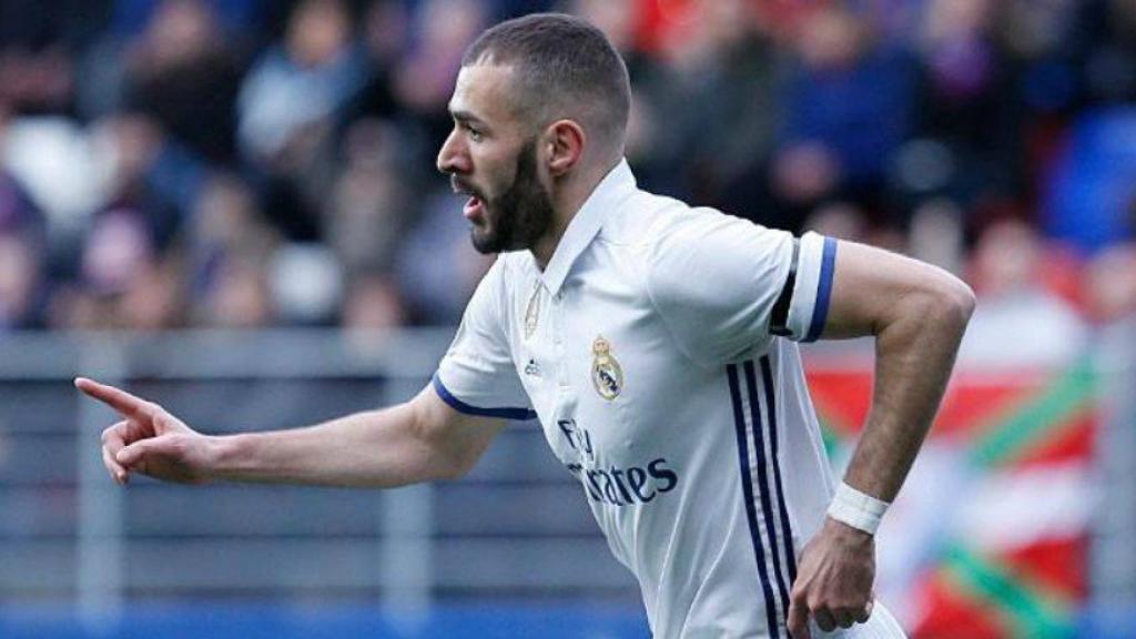 Benzema celebra uno de sus dos goles ante el Éibar