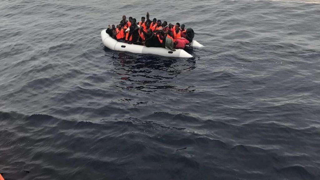 Una patera en el estrecho.