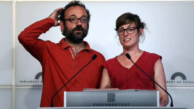 Los diputados de la CUP Benet Salellas y Mireia Vehí.