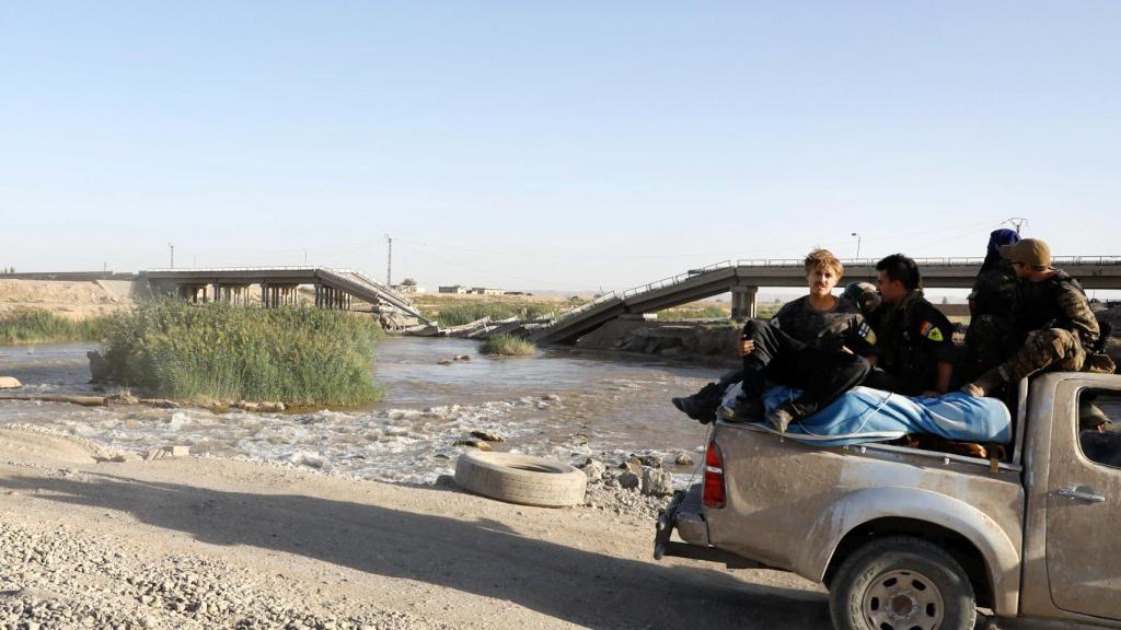 Las Fuerzas Democráticas Sirias viajan en el este de Raqqa.