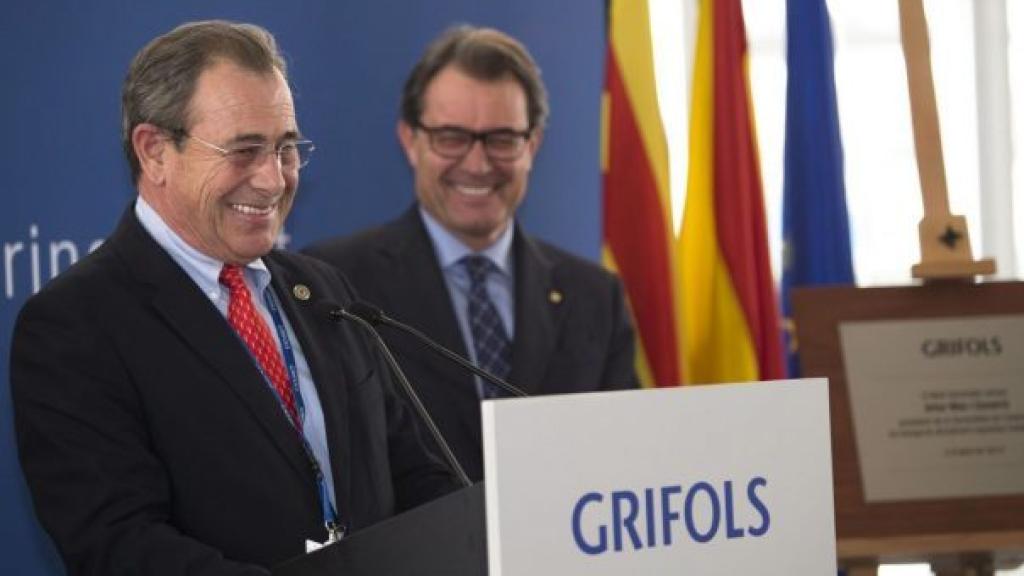 Víctor Grífols Roura, presidente de Grifols, escoltado en segundo plano por Artur Mas