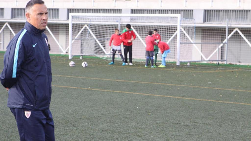 El exfutbolista Edu García León dirigiendo uno de los entrenamientos en Oyón.