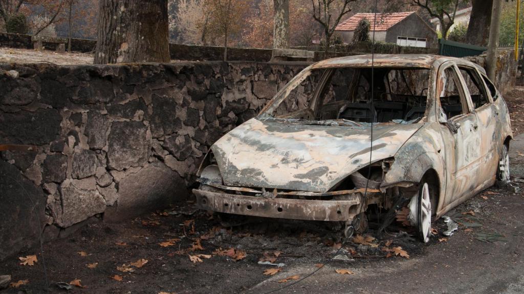Un coche calcinado en Vouzela.