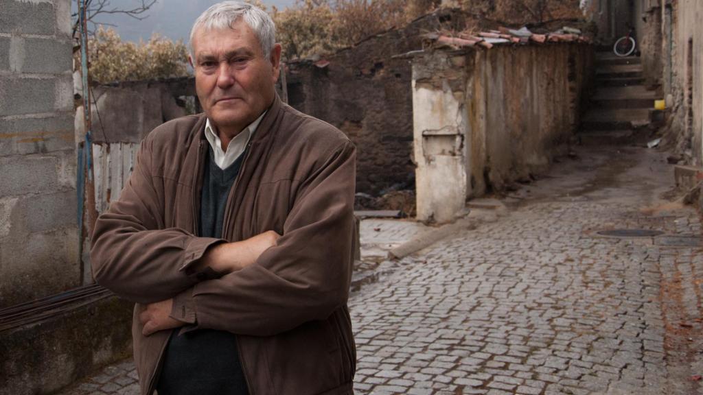 Antonio Antunes, junro a una de las casas quemadas en el incendio.