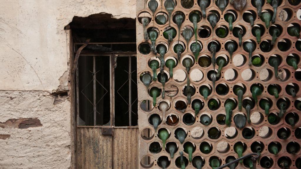 Decenas de botellas de cristal derretidas por el fuego.