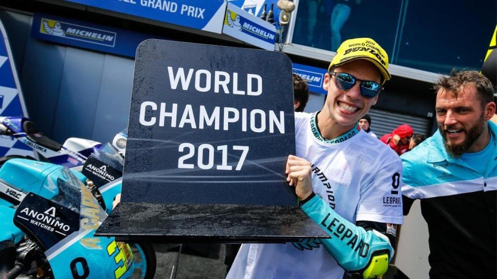 Joan Mir celebra en Australia su titulo de Moto3.