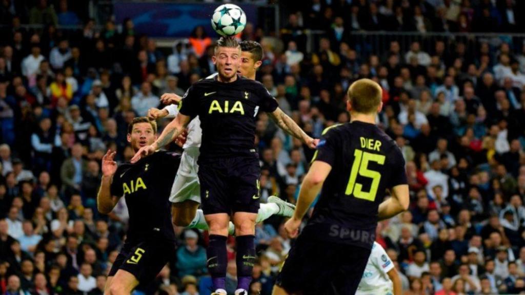 Alderweireld despeja el balón en el partido contra el Madrid. Foto: Twitter (@SpursOfficial)