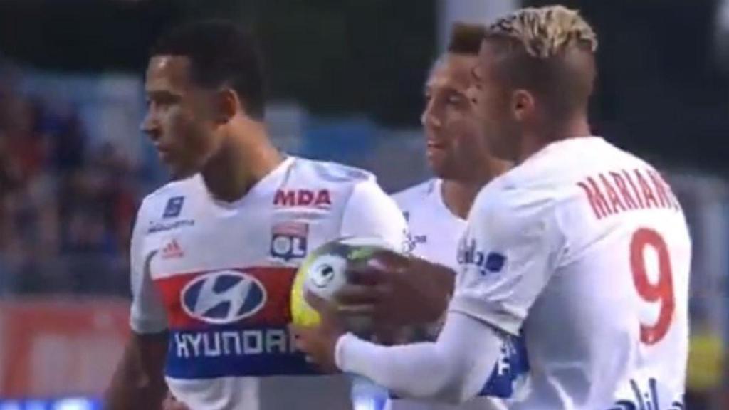 Depay 'roba' el balón a Mariano.