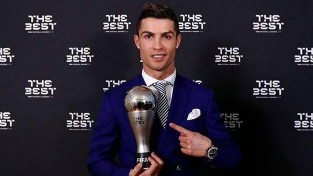 Cristiano con el premio The Best