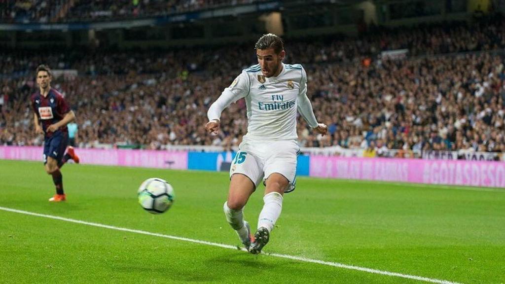 Pase de Theo Hernández. Fotógrafo: Pedro Rodríguez / El Bernabéu