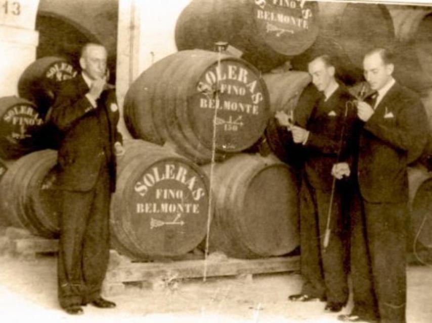 De izquierda a derecha, el abuelo de María Esperanza, Francisco Javier Jiménez;  el padre de la fallecida, Ernesto Jiménez, y su tío, Frankie Jiménez.