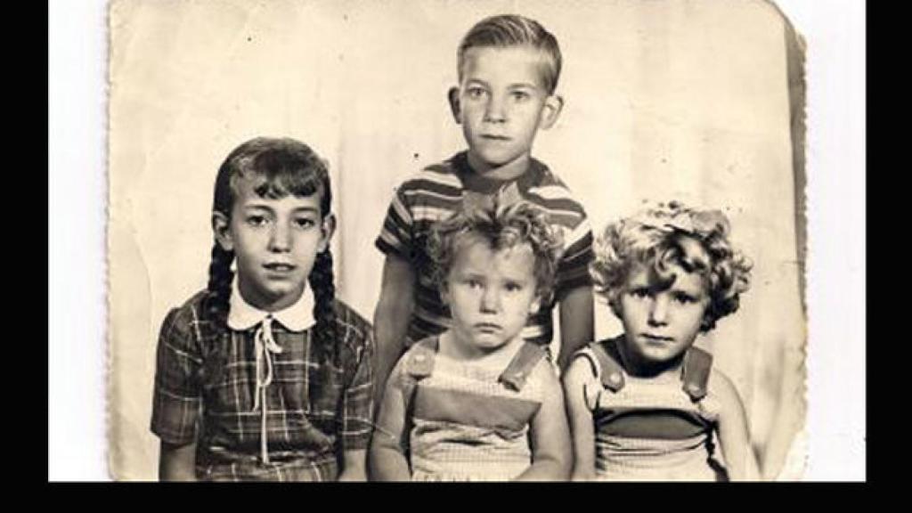 Miguel Montes, de niño, con sus hermanos.