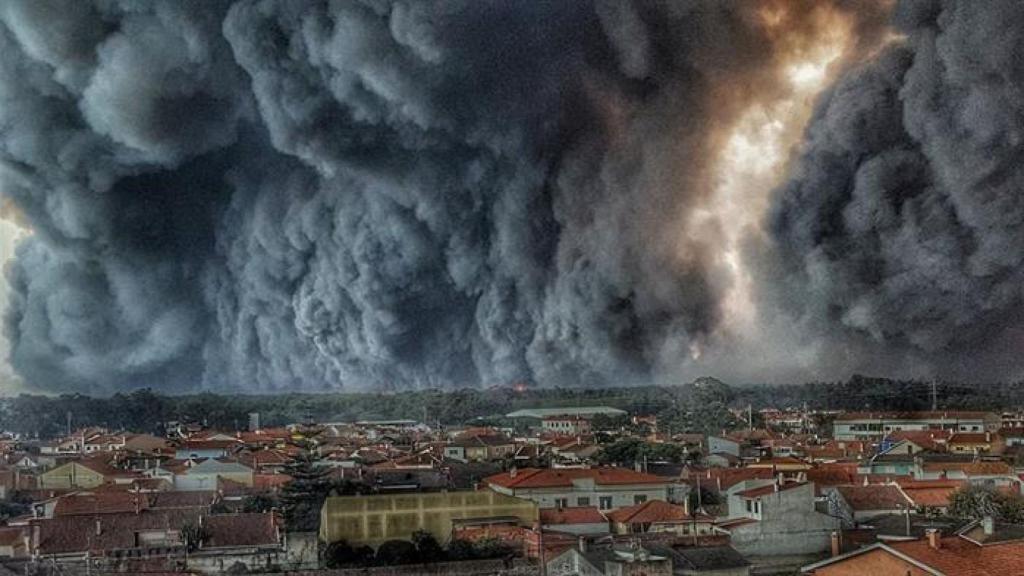 La columna de humo creada por el fuego del pinar de Leiria.