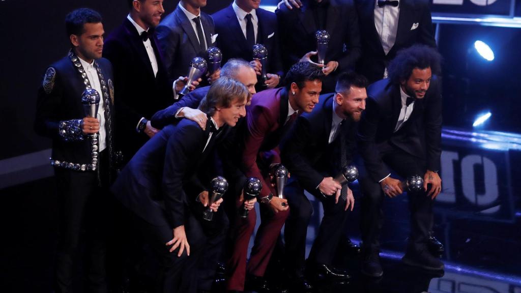 Los 11 integrantes del equipo ideal de la FIFA con Andrés Iniesta.