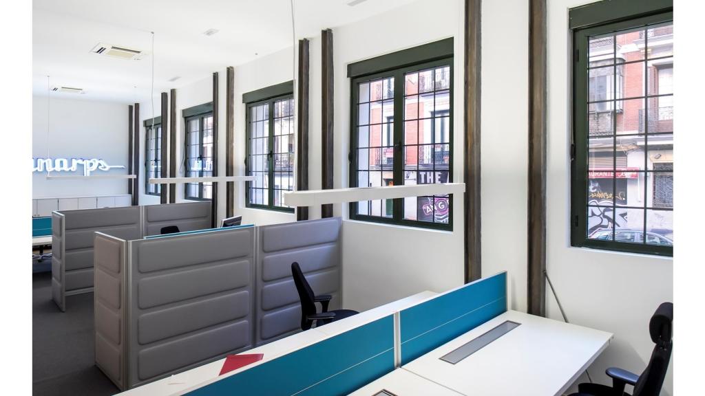 Varios puestos trabajo en un espacio de co-working diseñado por Ana Girod y también climatizado gracias a la aerotermia.