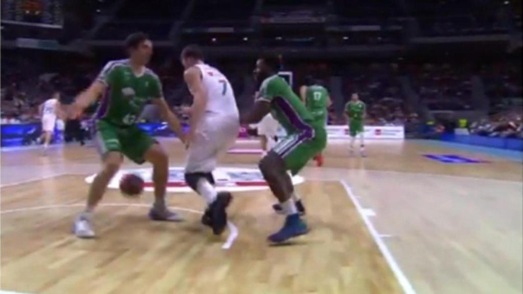 Doncic le hace un caño a Carlos Suárez