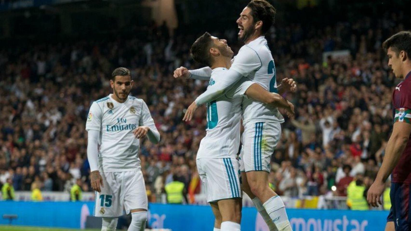 Isco felicita a Asensio por su gol al Eibar. Fotógrafo: Pedro Rodríguez / El Bernabéu