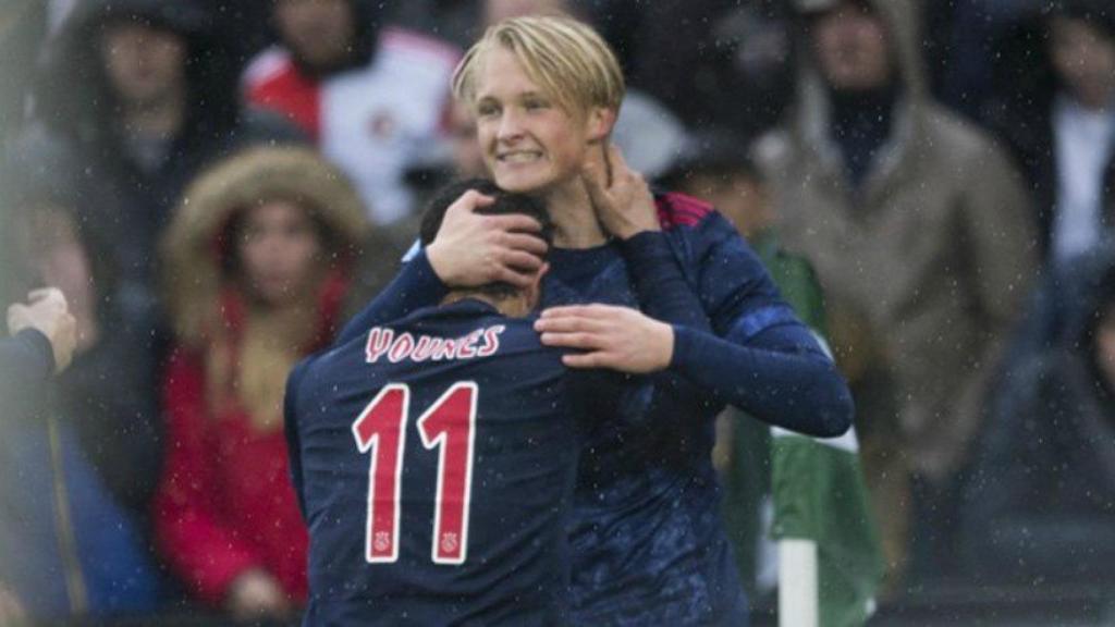Dolberg celebra uno de sus goles ante el Feyernood. Foto Twitter (@AFCAjax)