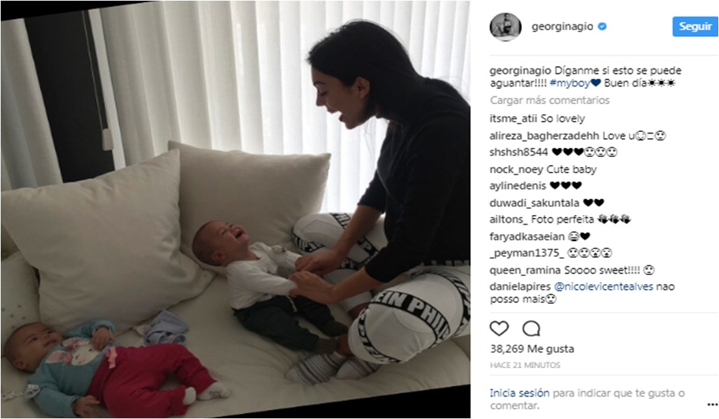 Georgina jugando con los gemelos Mateo y Eva