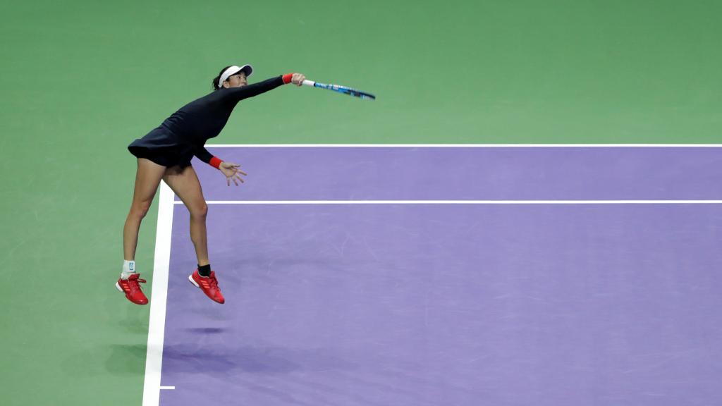 Muguruza, sacando ante Ostapenko en la Copa de Maestras.