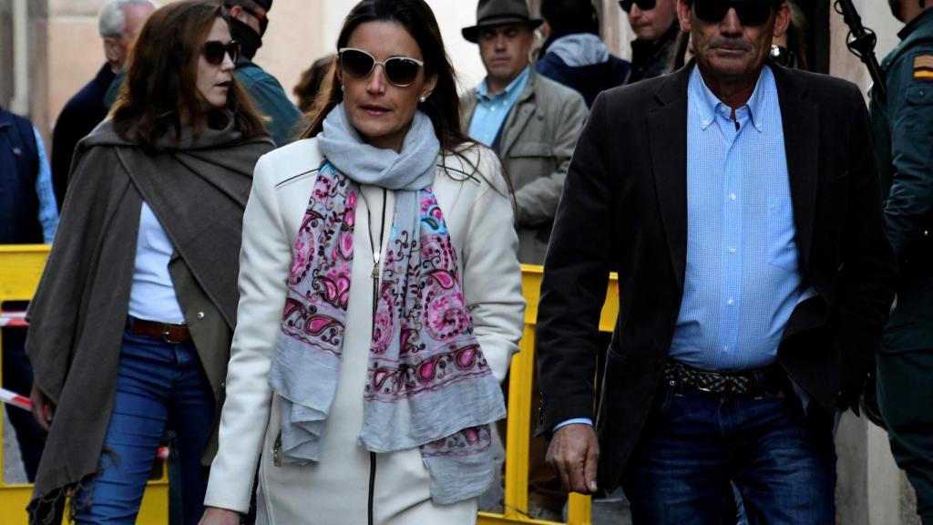 El padre de Víctor Barrio, Joaquín Barrio (d), y la viuda Raquel Sanz (i), a su llegada al Juzgado