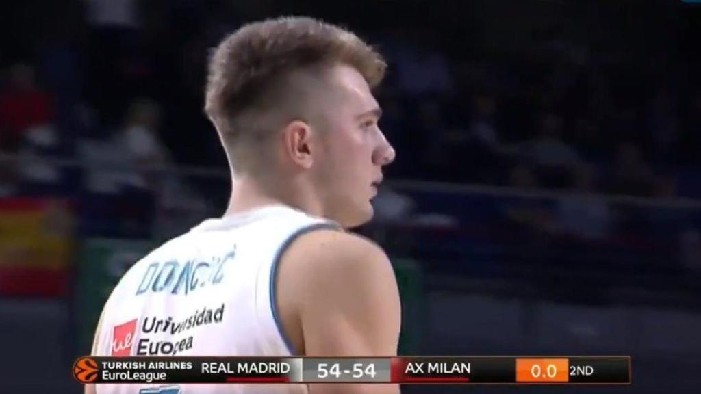 Doncic ante el Olimpia Milán en Euroliga. Foto: Twitter (@MovistarBasket)
