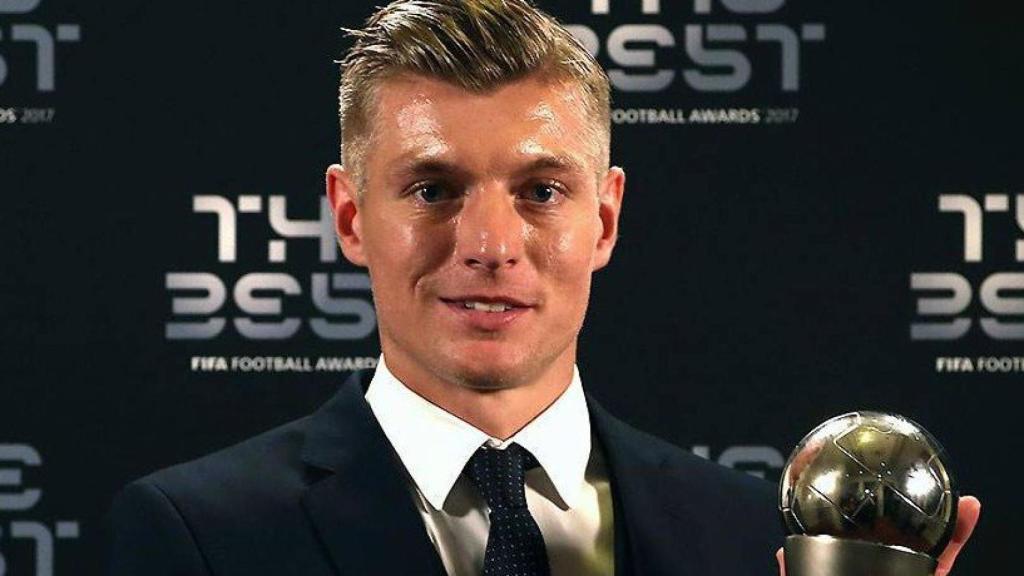 Kroos con su premio del once FIFPro