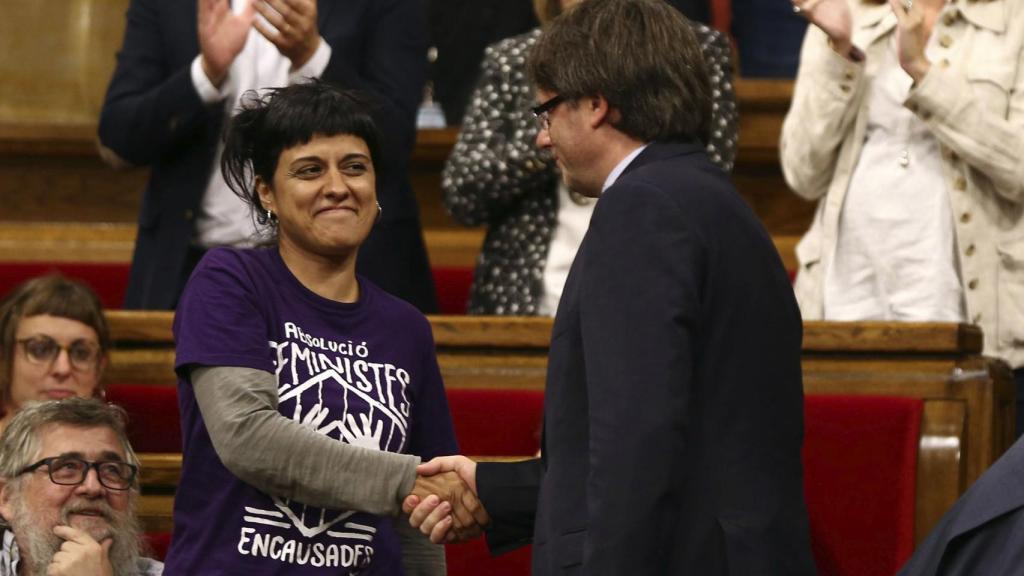La diputada de la CUP Anna Gabriel y el presidente de Cataluña Carles Puigdemont.