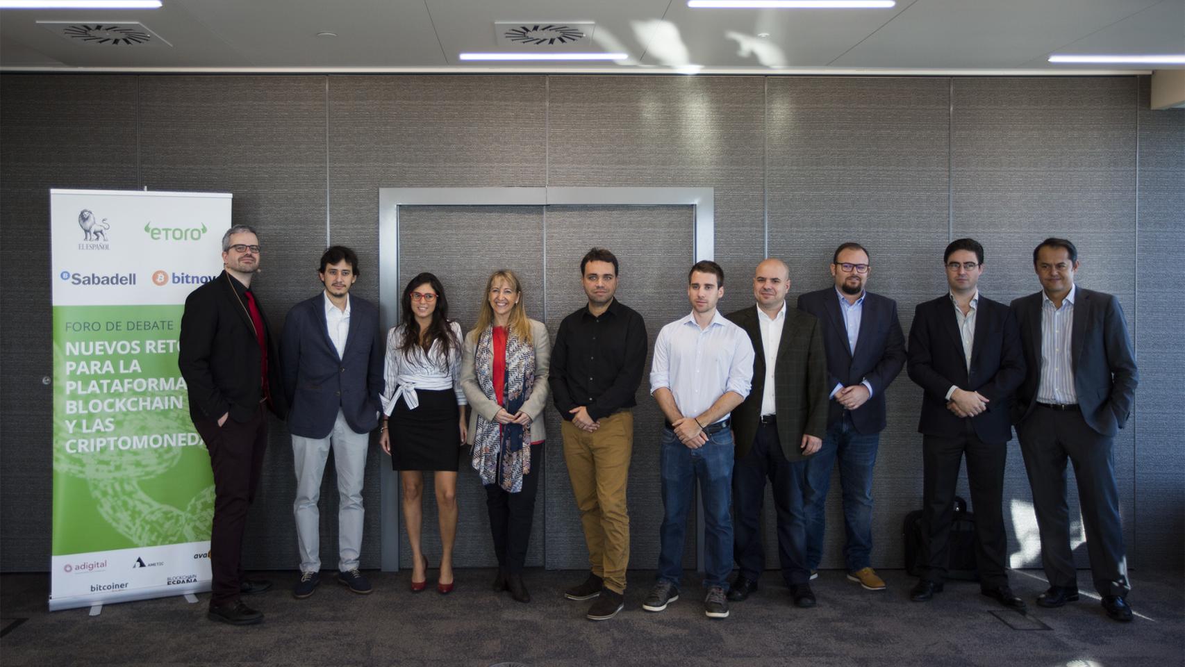 Foto de familia, de izquierda a derecha: Miguel Ángel Uriondo, jefe de Economía y Empresa de EL ESPAÑOL; Antonio Gonzalo Vaca, fundador de Ethereum Madrid; Tali Salomon, ejecutiva de Cuentas Senior de eToro; Montse Guardia, directora de Digital Challenge de Banco Sabadell; Marcos Vallés, fundador de Megavato Control; Adrià Aguadé, fundador y CEO de UbiCrypto; Ramiro Losada, señor economist en CNMV; Luis Vaello, director de operaciones de Bitnovo y vicepresidente de AvalBit; Félix Moreno de la Cova, economista y experto en bitcoin y Alex Preukschat, nodo coordinator de Blockchain España