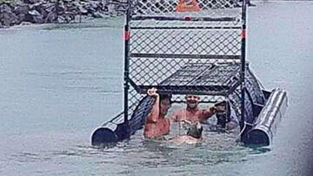 Grupo de hombres dentro de jaula