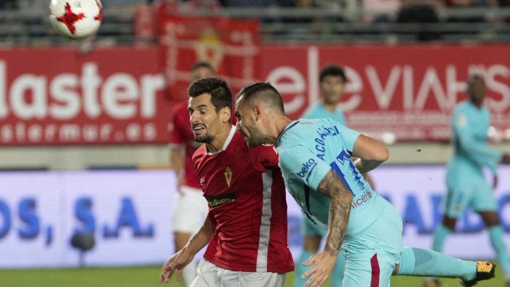 Alcácer remata de cabeza. Fue el gol del 0-1.