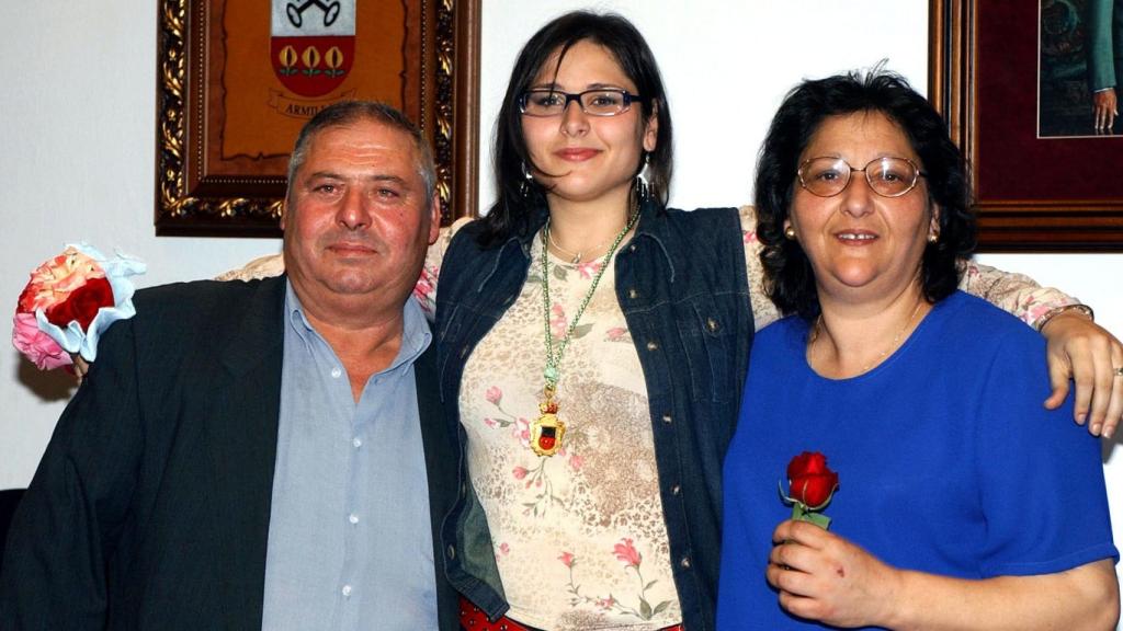 Rosa posa feliz con sus padres, recién salida de la Academia.