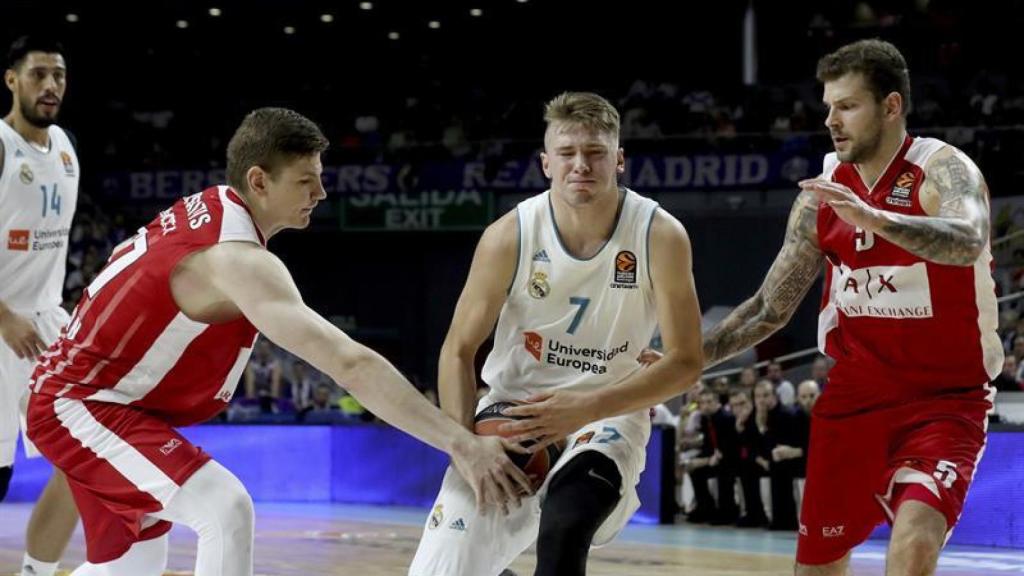 Doncic intenta entrar a canasta pasando entre dos rivales.