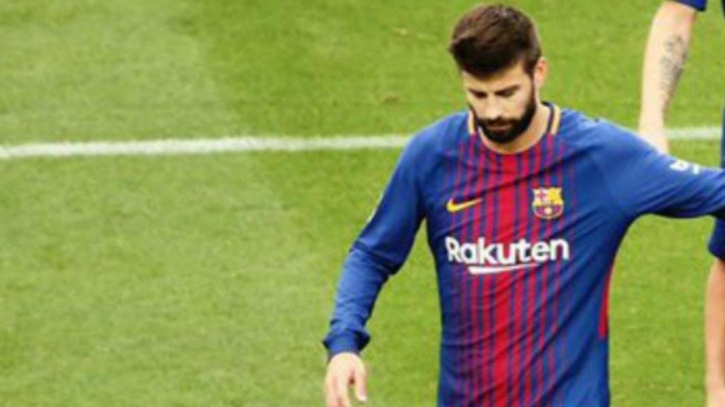 Piqué, cabizbajo en el Camp Nou. Foto. Twitter (@FCBarcelona_es)