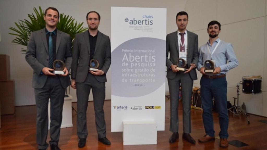 Los galardonados (de izquierda a derecha): Dr.Gabriel Michau, Dr. Pierre Antoine Laharotte, Dr.Hédi Hamdane y Markus Niehaus.