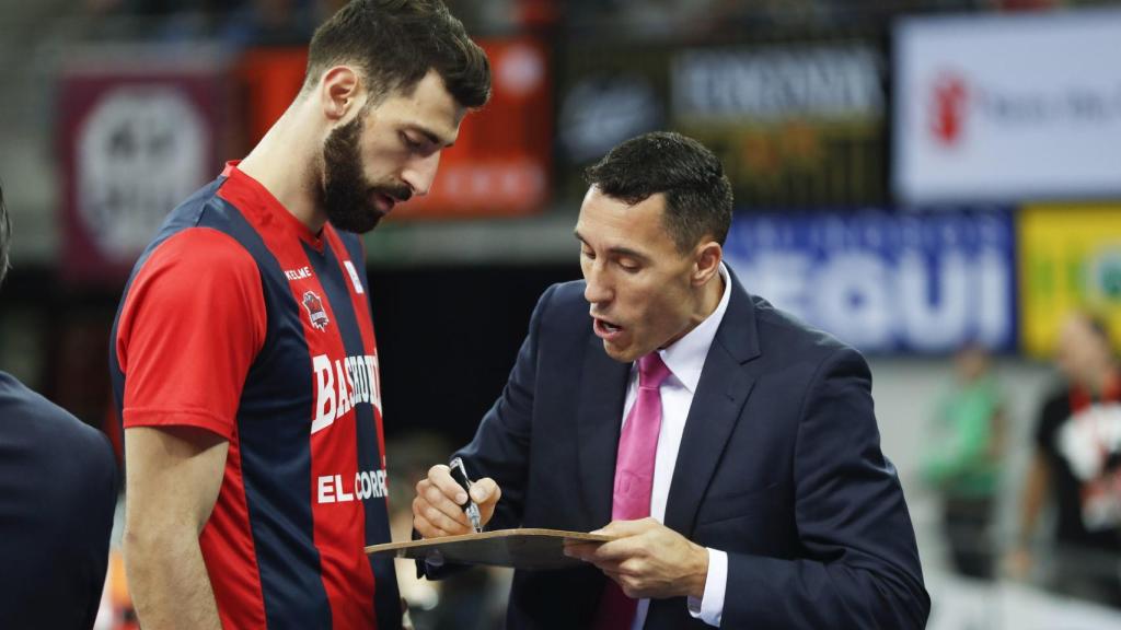 Prigioni da instrucciones a Shengelia en un partido de la ACB.