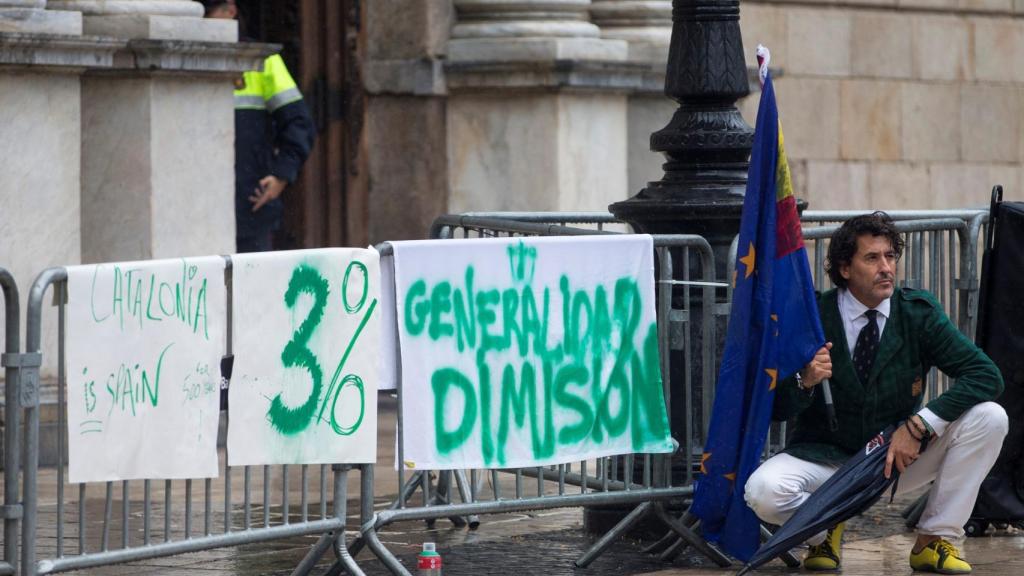 El ex cuñado de la infanta Elena frente al Palau.