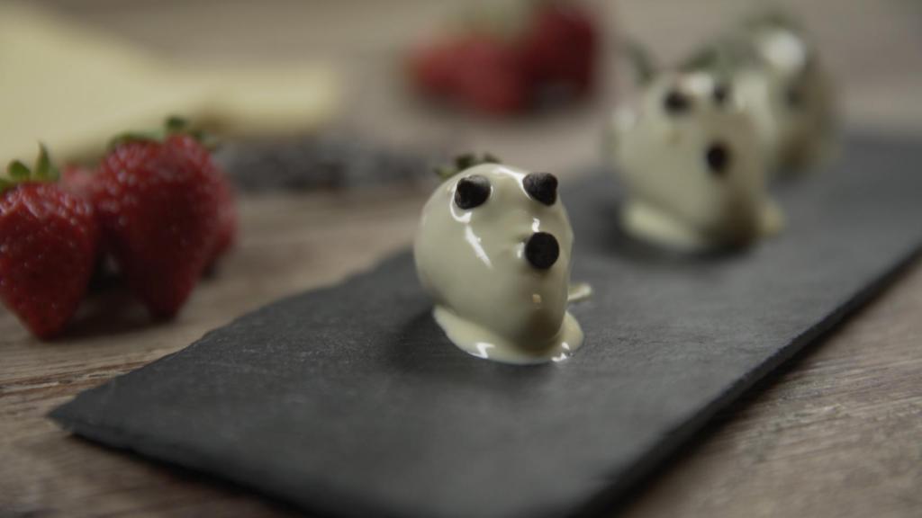 Hasta las fresas se suman a la celebración poniéndose trajes de fantasma.