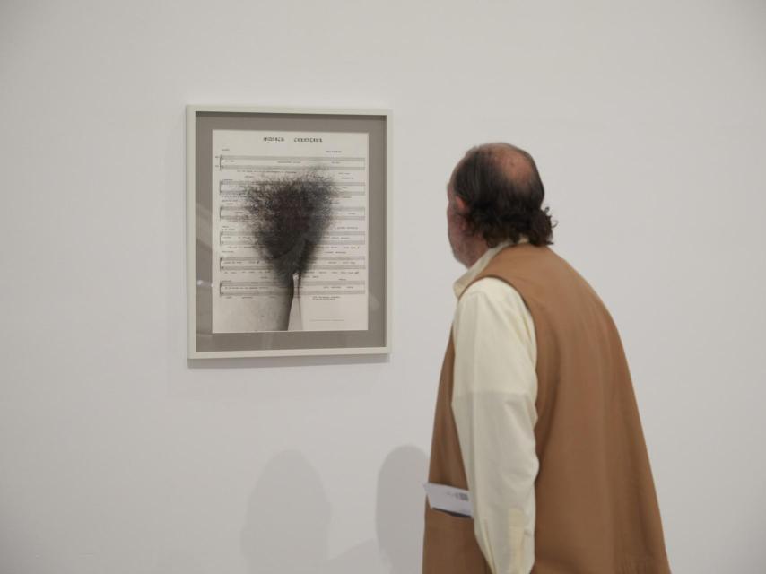 Un visitante en las salas del Palacio de Velázquez.