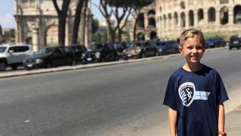 Alessandro Cupini, con el Coliseo de Roma al fondo.