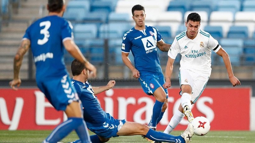 Arturo Molina rodeado de rivales