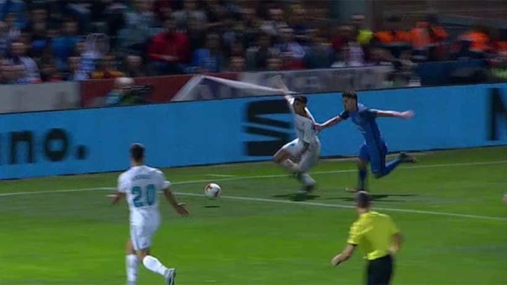 Penalti pitado sobre Achraf ante el Fuenlabrada