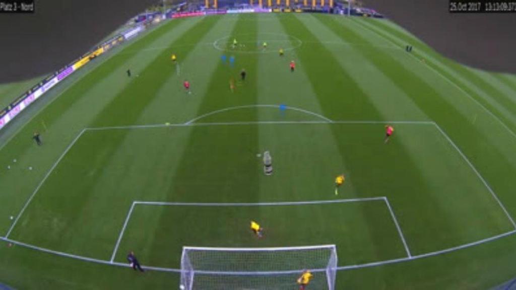 Raphaël Guerreiro marcando un golazo en el entrenamiento del Borussia Dortmund