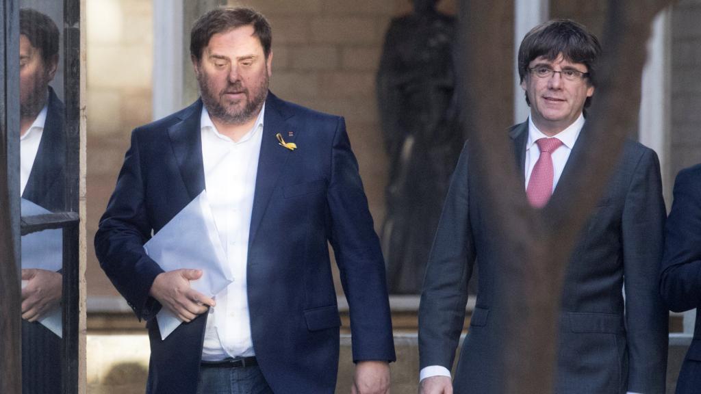 Puigdemont, junto a Junqueras y Turull.