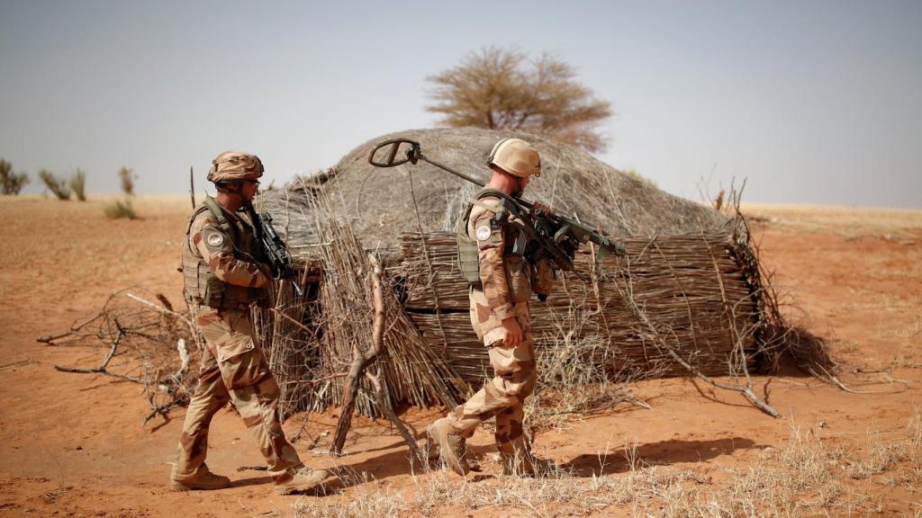 Soldados franceses inspeccionan el perimetro de una casa cerca de Tin Hama.