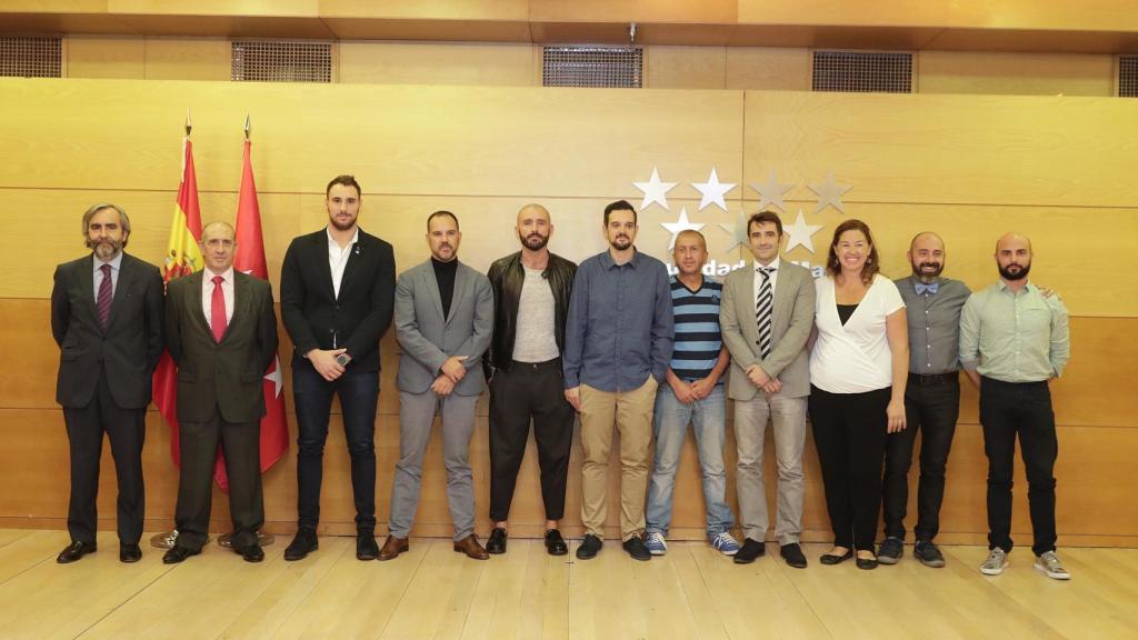 Miembros de distintos clubs deportivos LGTBI de Madrid junto al consejero De los Santos