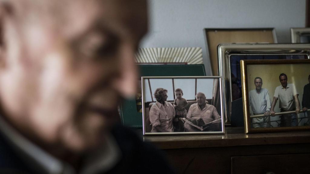 Retratos familiares en el salón de la casa de Clavero.