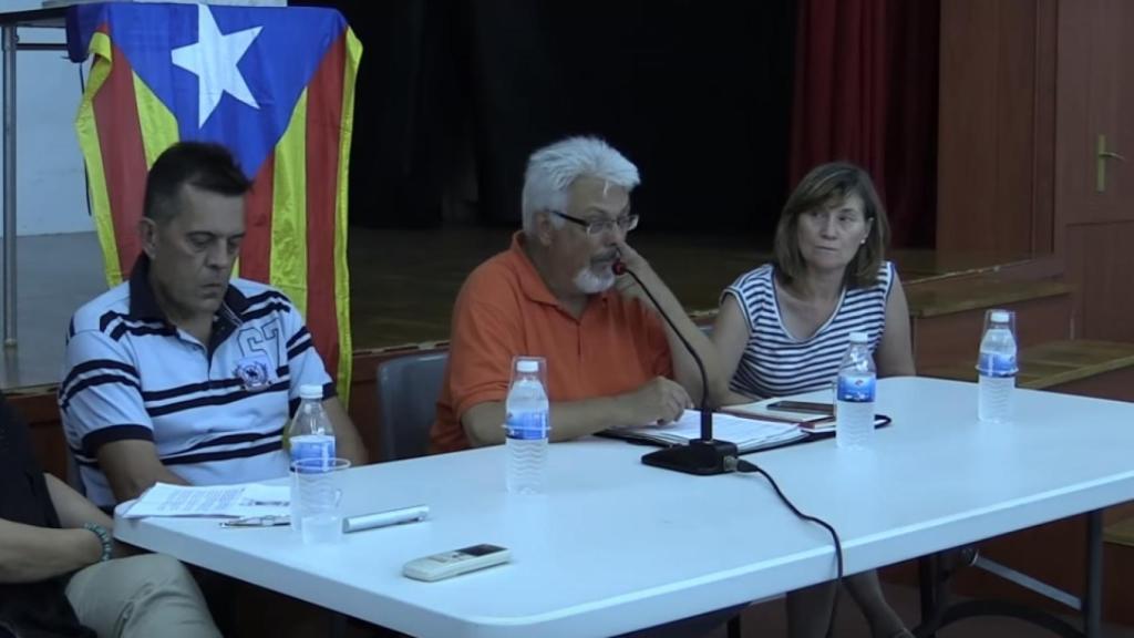 Una de las conferencias del Institut de Nova Història. Con la estelada de decorado.